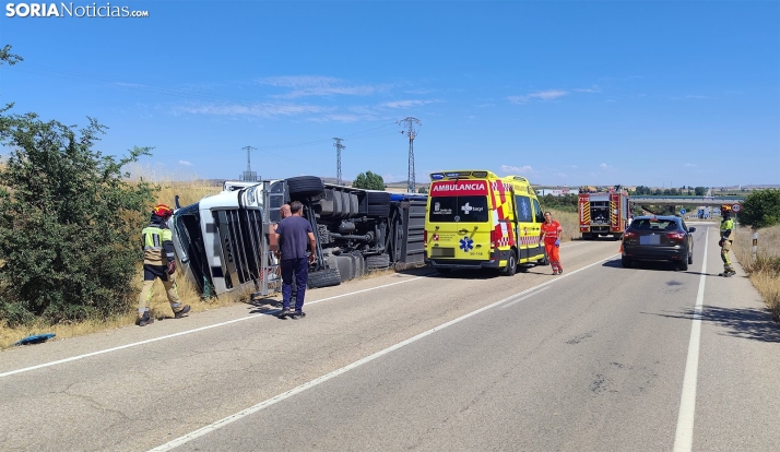Un camionero resulta herido tras volcar su vehículo en la calle Antonio Machado de Almazán