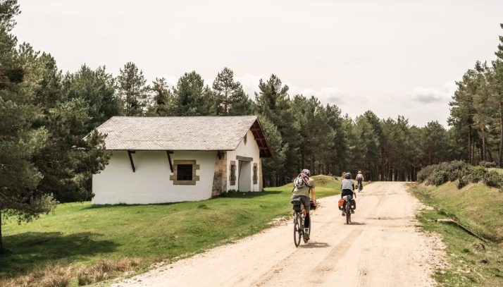 Casi 70 ciclistas de ocho países descubrirán la provincia en un reto de 830 kilómetros