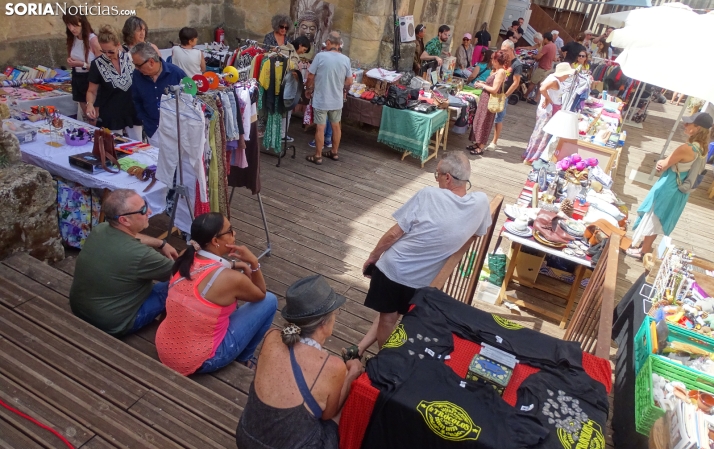 El Casco Viejo se reivindica con su mercadillo de segunda mano