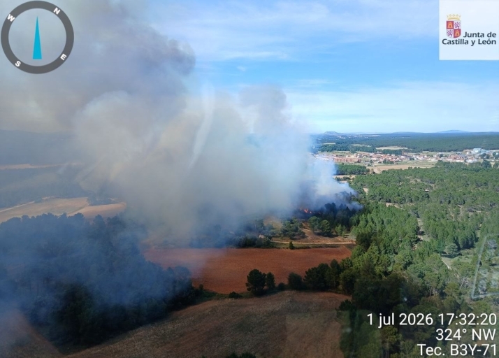 Un rayo caído días antes apunta como origen del incendio de Tardelcuende, donde continúan las labores de refresco
