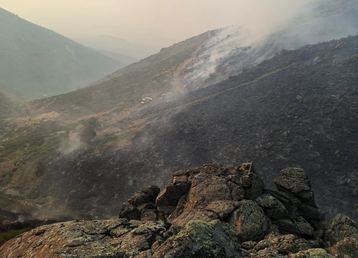 La BRIF de Lubia contiene un sector del incendio de Burgohondo con una quema técnica tras modificar la estrategia de extinción