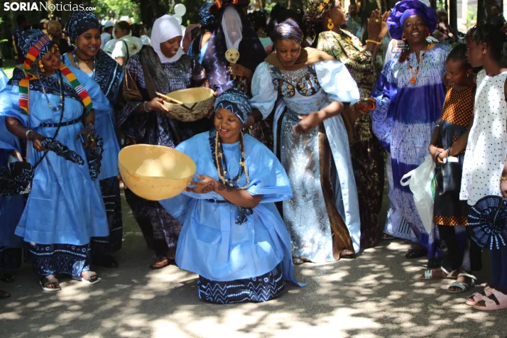 En im&aacute;genes: Los ritmos latinos vuelven a inundar el centro de Soria con un especial recuerdo hacia Ven