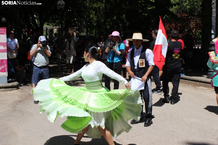En im&aacute;genes: Los ritmos latinos vuelven a inundar el centro de Soria con un especial recuerdo hacia Ven