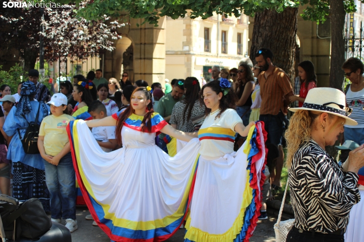 En im&aacute;genes: Los ritmos latinos vuelven a inundar el centro de Soria con un especial recuerdo hacia Ven