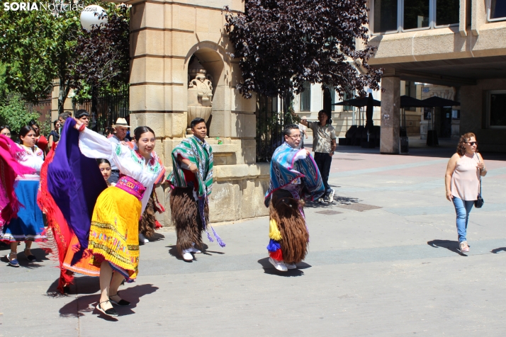 En im&aacute;genes: Los ritmos latinos vuelven a inundar el centro de Soria con un especial recuerdo hacia Ven