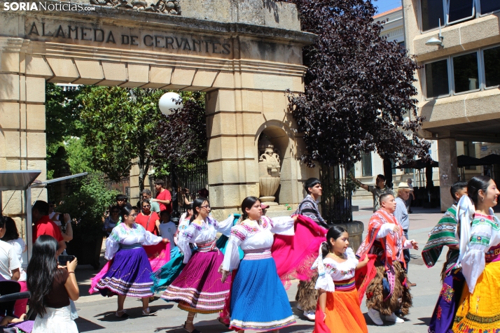 En im&aacute;genes: Los ritmos latinos vuelven a inundar el centro de Soria con un especial recuerdo hacia Ven