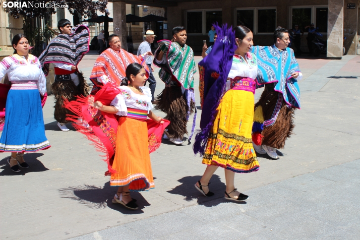 En im&aacute;genes: Los ritmos latinos vuelven a inundar el centro de Soria con un especial recuerdo hacia Ven