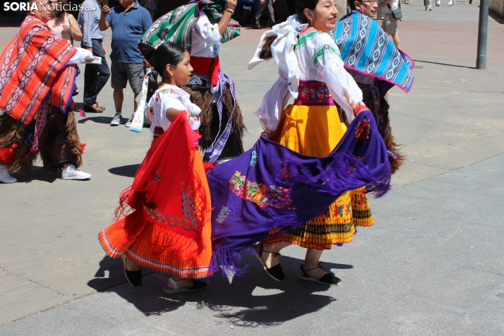 En im&aacute;genes: Los ritmos latinos vuelven a inundar el centro de Soria con un especial recuerdo hacia Ven