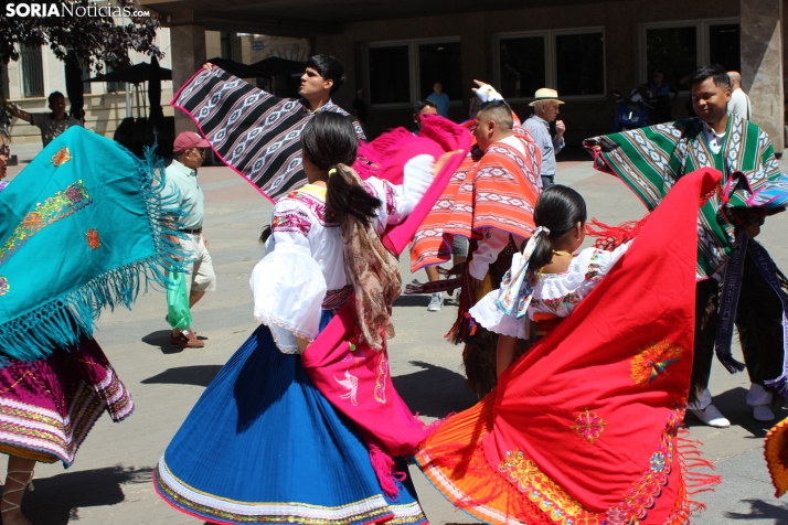 En im&aacute;genes: Los ritmos latinos vuelven a inundar el centro de Soria con un especial recuerdo hacia Ven