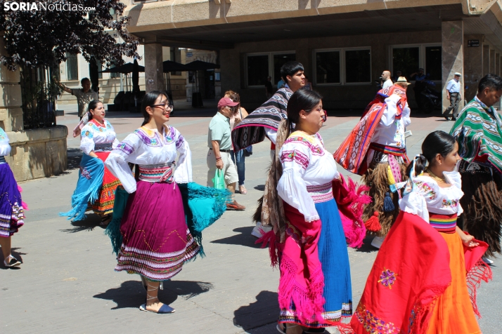 En im&aacute;genes: Los ritmos latinos vuelven a inundar el centro de Soria con un especial recuerdo hacia Ven