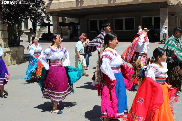 En im&aacute;genes: Los ritmos latinos vuelven a inundar el centro de Soria con un especial recuerdo hacia Ven