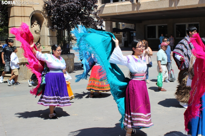 En im&aacute;genes: Los ritmos latinos vuelven a inundar el centro de Soria con un especial recuerdo hacia Ven