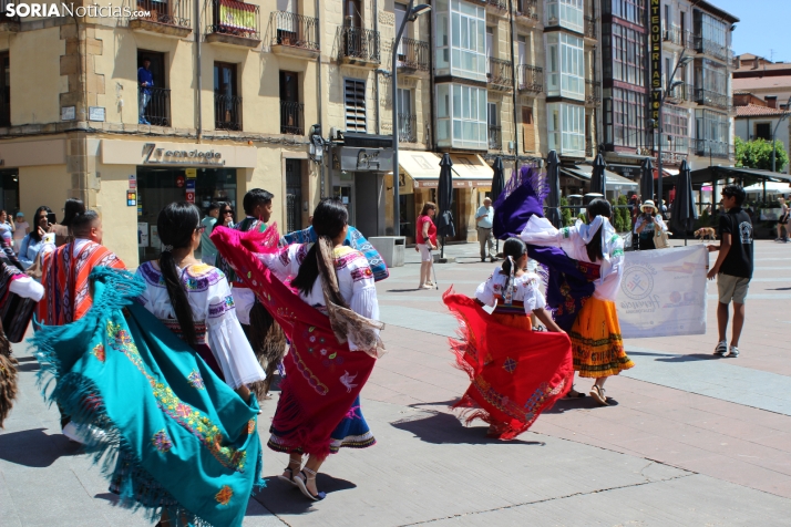 En im&aacute;genes: Los ritmos latinos vuelven a inundar el centro de Soria con un especial recuerdo hacia Ven