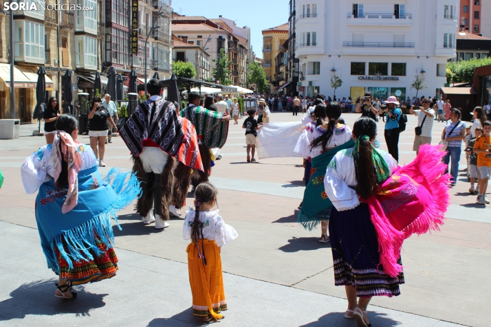 En im&aacute;genes: Los ritmos latinos vuelven a inundar el centro de Soria con un especial recuerdo hacia Ven