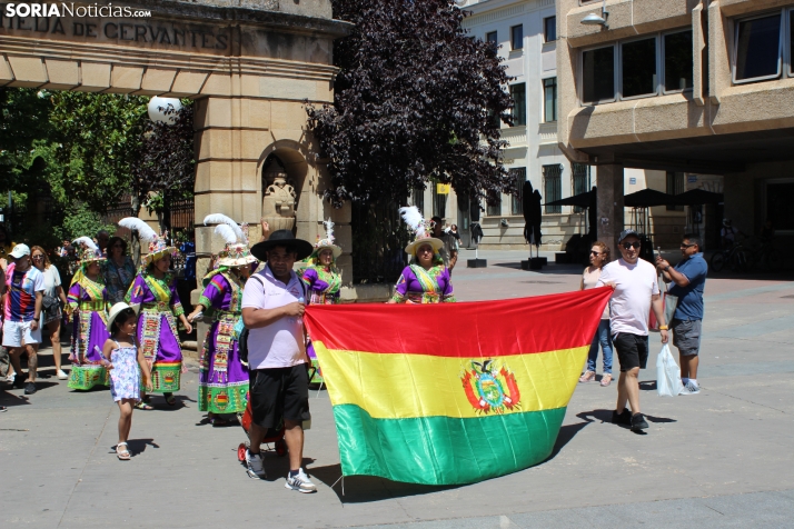 En im&aacute;genes: Los ritmos latinos vuelven a inundar el centro de Soria con un especial recuerdo hacia Ven