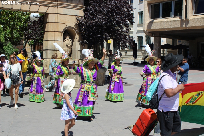 En im&aacute;genes: Los ritmos latinos vuelven a inundar el centro de Soria con un especial recuerdo hacia Ven