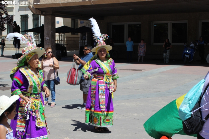 En im&aacute;genes: Los ritmos latinos vuelven a inundar el centro de Soria con un especial recuerdo hacia Ven