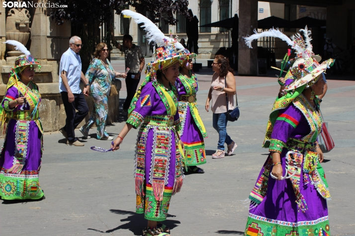En im&aacute;genes: Los ritmos latinos vuelven a inundar el centro de Soria con un especial recuerdo hacia Ven