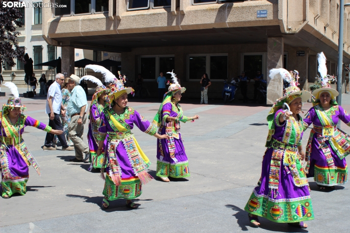 En im&aacute;genes: Los ritmos latinos vuelven a inundar el centro de Soria con un especial recuerdo hacia Ven