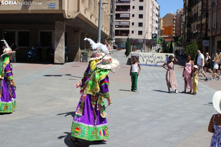 En im&aacute;genes: Los ritmos latinos vuelven a inundar el centro de Soria con un especial recuerdo hacia Ven
