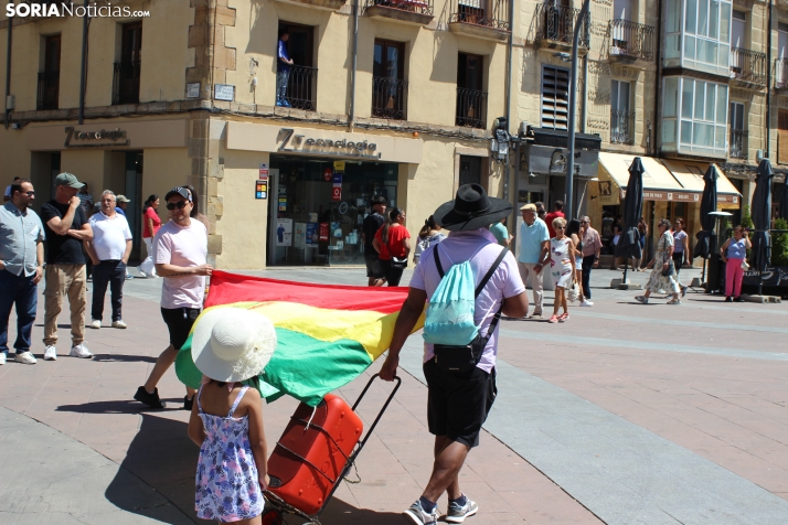 En im&aacute;genes: Los ritmos latinos vuelven a inundar el centro de Soria con un especial recuerdo hacia Ven