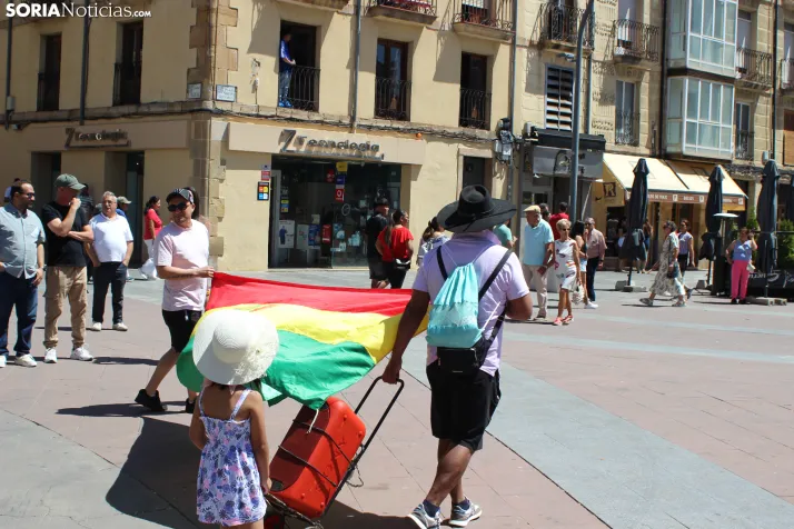 En im&aacute;genes: Los ritmos latinos vuelven a inundar el centro de Soria con un especial recuerdo hacia Ven