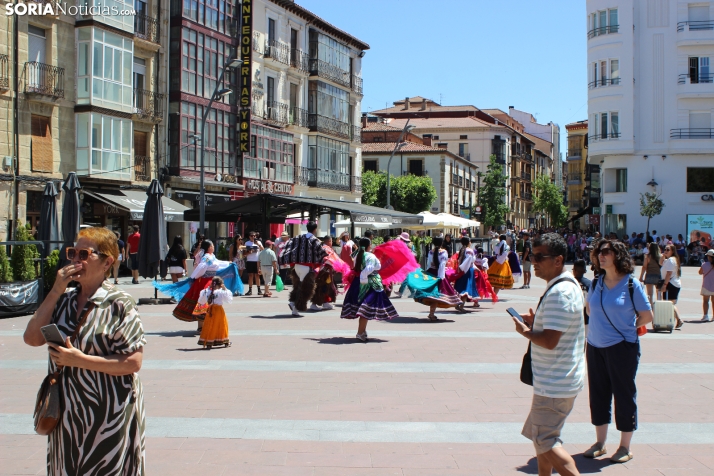 En im&aacute;genes: Los ritmos latinos vuelven a inundar el centro de Soria con un especial recuerdo hacia Ven
