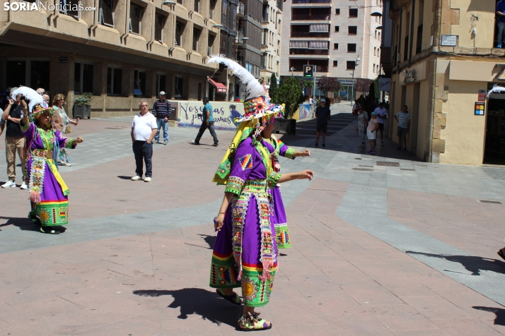 En im&aacute;genes: Los ritmos latinos vuelven a inundar el centro de Soria con un especial recuerdo hacia Ven