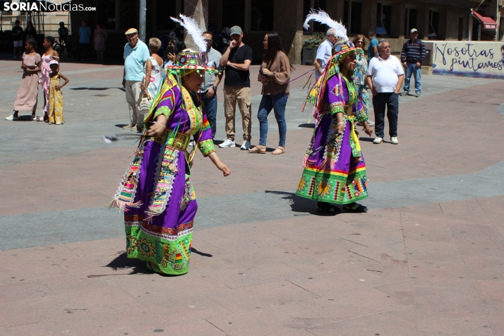En im&aacute;genes: Los ritmos latinos vuelven a inundar el centro de Soria con un especial recuerdo hacia Ven