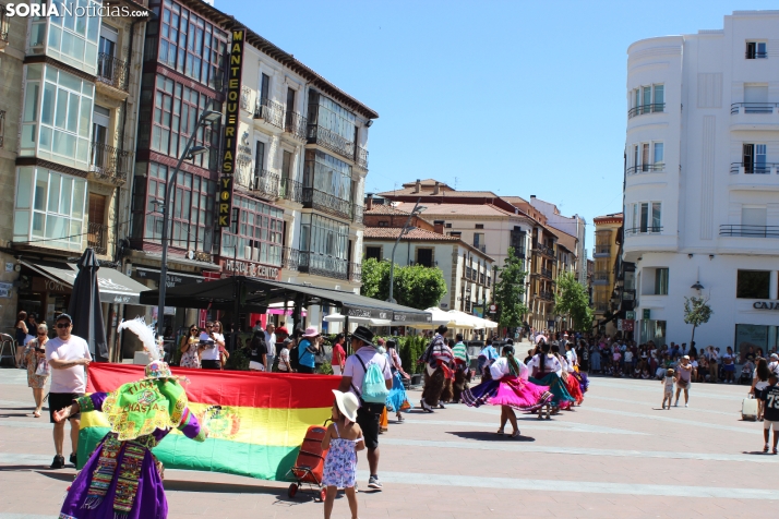 En im&aacute;genes: Los ritmos latinos vuelven a inundar el centro de Soria con un especial recuerdo hacia Ven