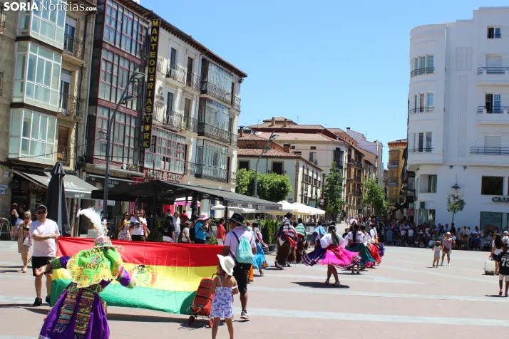 En im&aacute;genes: Los ritmos latinos vuelven a inundar el centro de Soria con un especial recuerdo hacia Ven