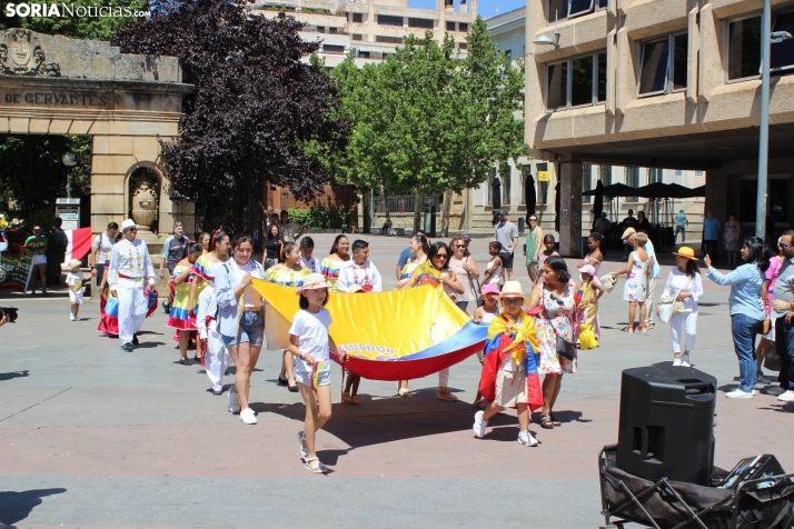En im&aacute;genes: Los ritmos latinos vuelven a inundar el centro de Soria con un especial recuerdo hacia Ven