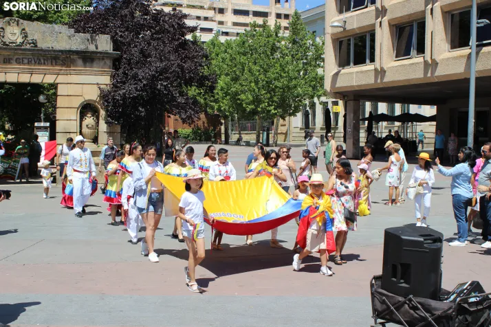 En im&aacute;genes: Los ritmos latinos vuelven a inundar el centro de Soria con un especial recuerdo hacia Ven