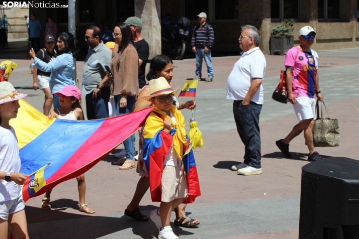 En im&aacute;genes: Los ritmos latinos vuelven a inundar el centro de Soria con un especial recuerdo hacia Ven