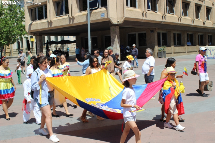 En im&aacute;genes: Los ritmos latinos vuelven a inundar el centro de Soria con un especial recuerdo hacia Ven