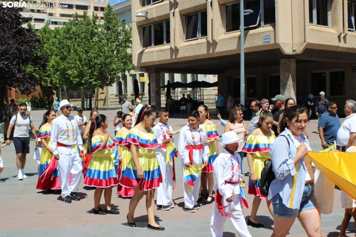En im&aacute;genes: Los ritmos latinos vuelven a inundar el centro de Soria con un especial recuerdo hacia Ven