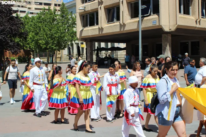 En im&aacute;genes: Los ritmos latinos vuelven a inundar el centro de Soria con un especial recuerdo hacia Ven