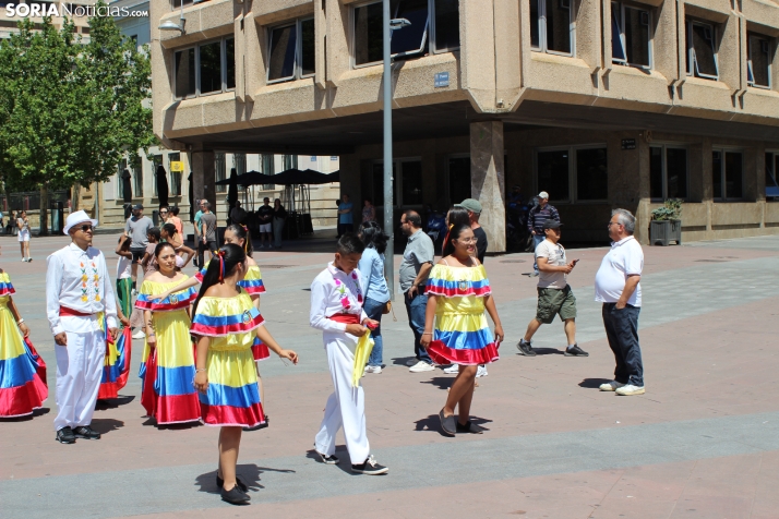 En im&aacute;genes: Los ritmos latinos vuelven a inundar el centro de Soria con un especial recuerdo hacia Ven