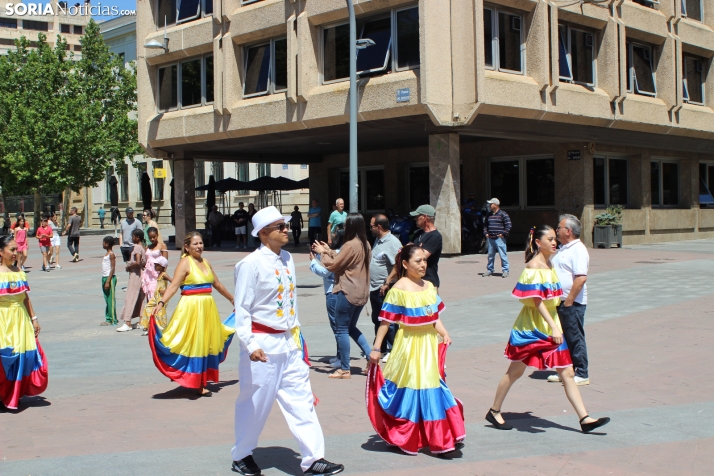 En im&aacute;genes: Los ritmos latinos vuelven a inundar el centro de Soria con un especial recuerdo hacia Ven