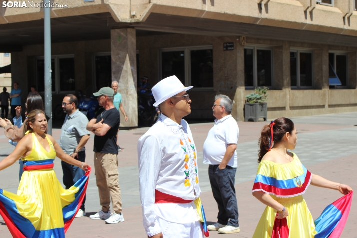En im&aacute;genes: Los ritmos latinos vuelven a inundar el centro de Soria con un especial recuerdo hacia Ven