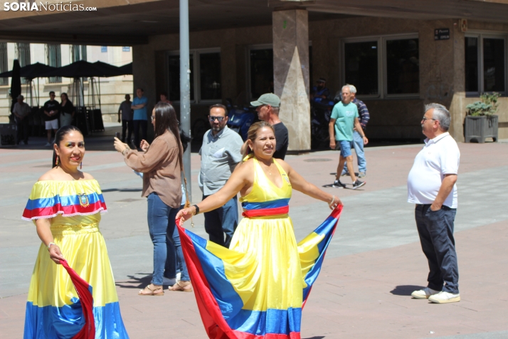 En im&aacute;genes: Los ritmos latinos vuelven a inundar el centro de Soria con un especial recuerdo hacia Ven