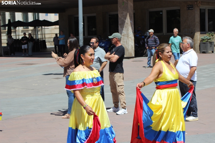 En im&aacute;genes: Los ritmos latinos vuelven a inundar el centro de Soria con un especial recuerdo hacia Ven