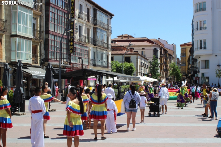 En im&aacute;genes: Los ritmos latinos vuelven a inundar el centro de Soria con un especial recuerdo hacia Ven