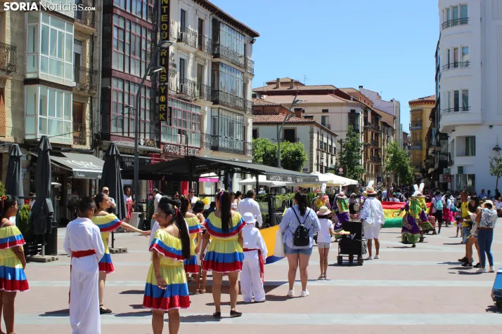 En im&aacute;genes: Los ritmos latinos vuelven a inundar el centro de Soria con un especial recuerdo hacia Ven
