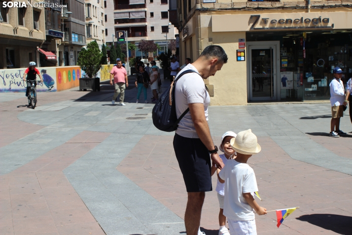 En im&aacute;genes: Los ritmos latinos vuelven a inundar el centro de Soria con un especial recuerdo hacia Ven