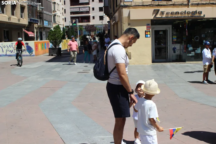 En im&aacute;genes: Los ritmos latinos vuelven a inundar el centro de Soria con un especial recuerdo hacia Ven