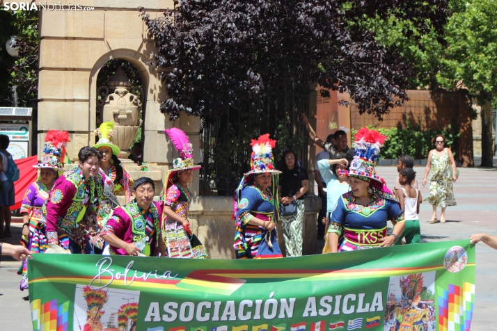 En im&aacute;genes: Los ritmos latinos vuelven a inundar el centro de Soria con un especial recuerdo hacia Ven