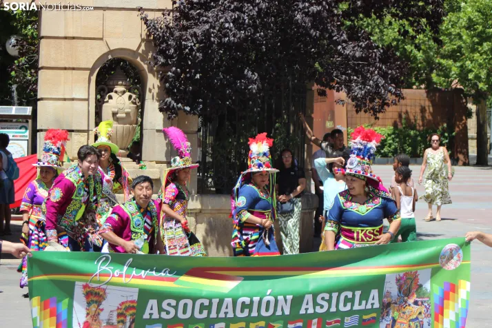 En im&aacute;genes: Los ritmos latinos vuelven a inundar el centro de Soria con un especial recuerdo hacia Ven