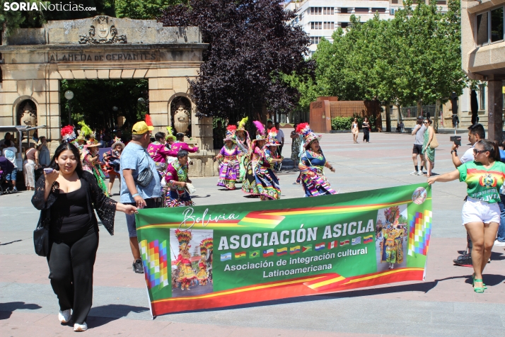 En im&aacute;genes: Los ritmos latinos vuelven a inundar el centro de Soria con un especial recuerdo hacia Ven