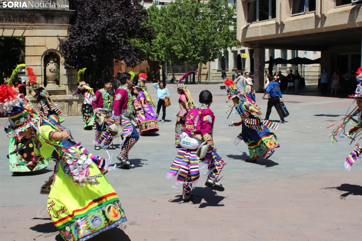 En im&aacute;genes: Los ritmos latinos vuelven a inundar el centro de Soria con un especial recuerdo hacia Ven